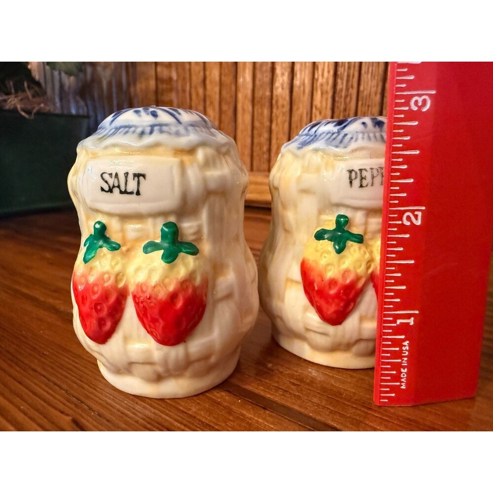 Vintage Strawberry Basket Salt Pepper Shakers Ceramic Dominica Cottagecore - Picture 5 of 7